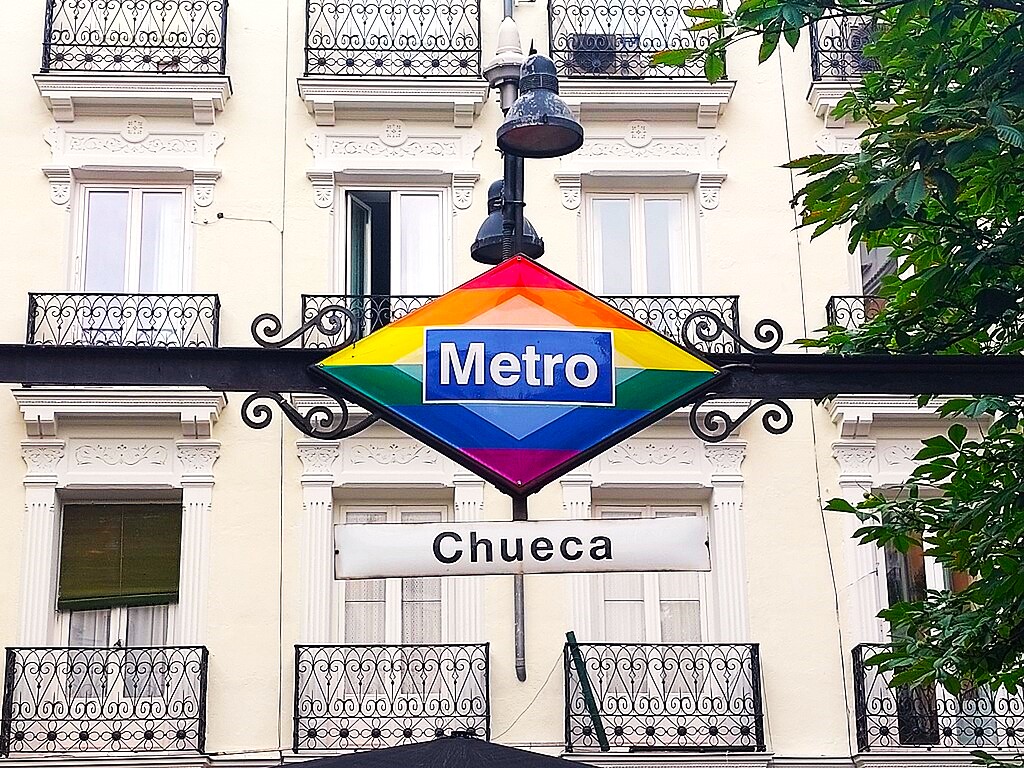 chueca metro street sign