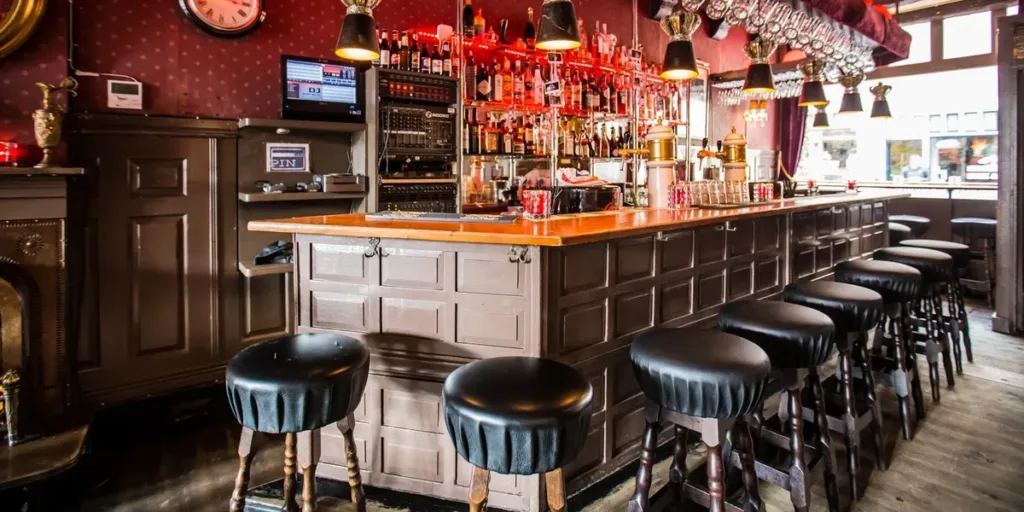 Queens head interior
