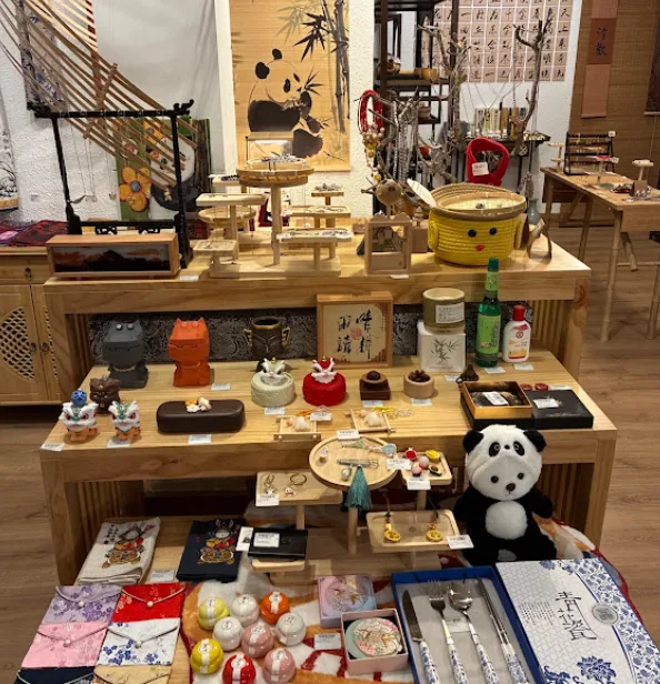 Tienda de artesanía china en la calle Andrés Mellado, Madrid